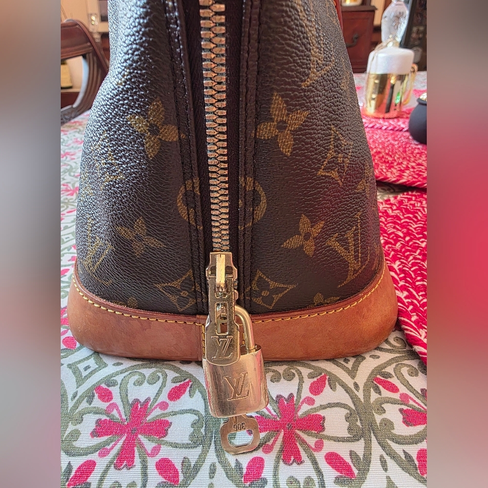 Well Loved Louis Vuitton Alma PM - Picture 5 of 17